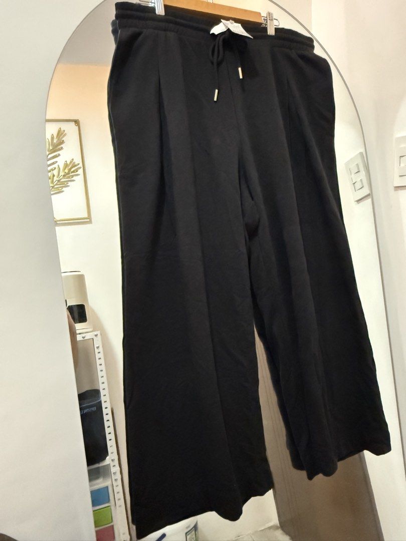 H&M Pleat-Detail Drawstring Pants Black Large (Category: Other Bottoms) located in Tarlac. Submitted by chixsie (Listing ID 1463052386, Image 3). Description: 🛍️ BNEW H&M PLEAT-DETAIL DRAWSTRING PANTS🛍️ ORIGINAL PRICE: 1,290 SELLING IT FOR ONLY 850 WIDTH: 36 LENGTH: 38 OPEN FOR MEET UP AND SHIPPING 📍PAMPANGA.