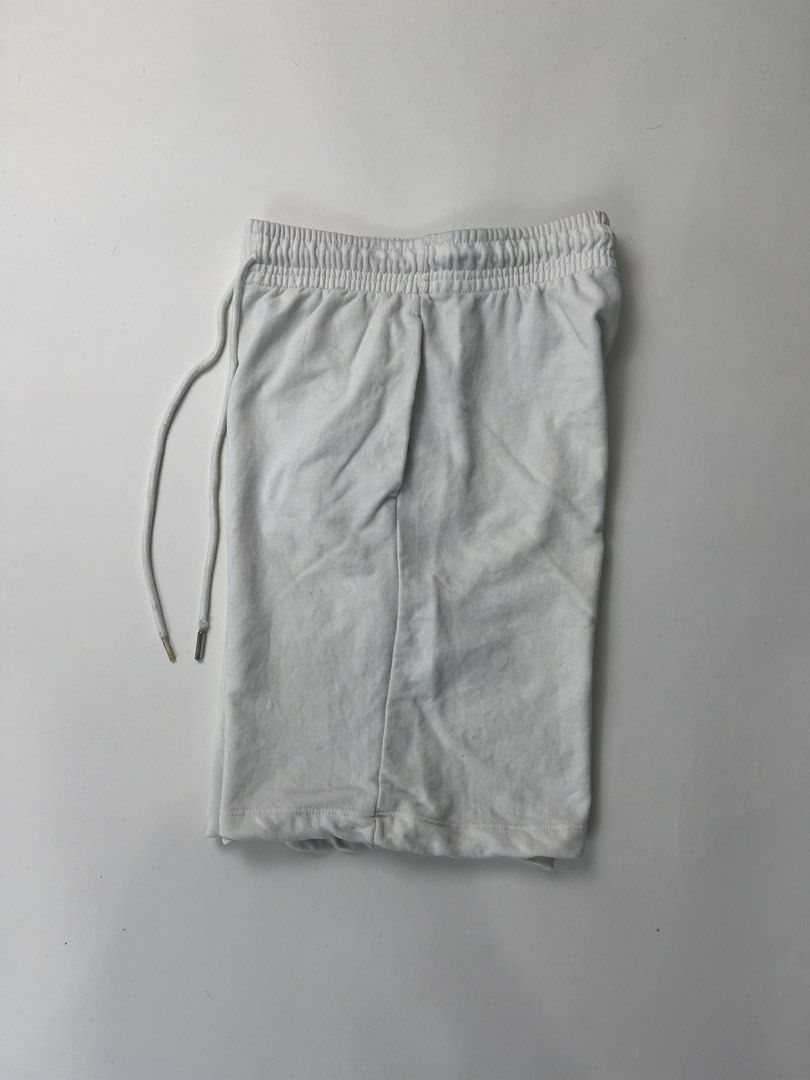 H&M Shorts (Category: Shorts) located in Makati City. Submitted by ufcknwthbst (Listing ID 1463017002, Image 2). Description: Size 26-30 19 inch length 9.5/10 condition No issue.