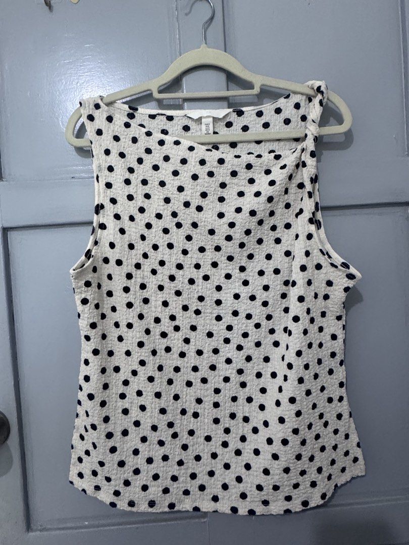 H&M TWIST DETAIL POLKA DOT TOP (Category: Sleeveless) located in Makati City. Submitted by sassywear.ph (Listing ID 1462939737, Image 3). Description: Never worn, too big on me. Med on tag. Can fit med-large ..