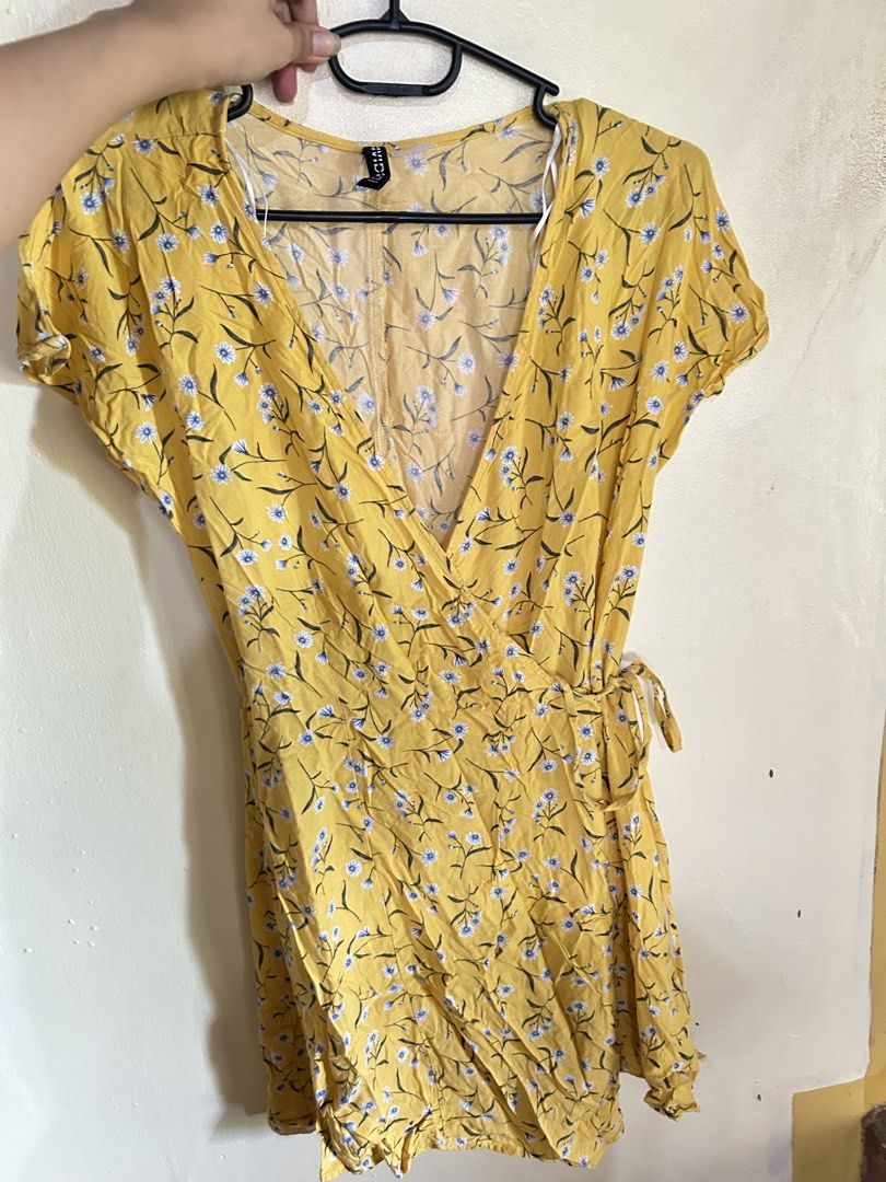 H&M yellow Dress (Category: Dresses) located in Alaminos. Submitted by angelsnoow (Listing ID 1462912882, Image 2). Description: Can fit for S-M Fixed Price.
