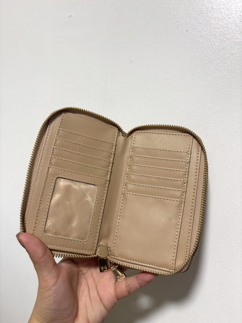 HOLB Leather Zip Around Wallet (Category: Wallets & Card holders) located in Guiguinto. Submitted by 2nd.stuff. (Listing ID 1462909596, Image 3). Description: - Genuine tan leather zip-around wallet - Multiple card slots for easy organization - Internal zipped compartment for secure storage - Charming small gold bow detail on the front - Compact size, fits easily into any bag - Ideal for keeping your essentials tidy and accessible.