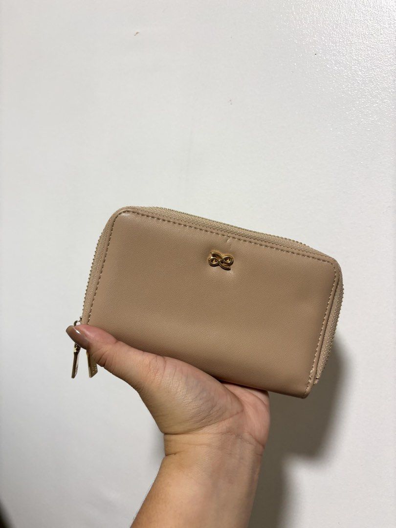 HOLB Leather Zip Around Wallet (Category: Wallets & Card holders) located in Guiguinto. Submitted by 2nd.stuff. (Listing ID 1462909596, Image 1). Description: - Genuine tan leather zip-around wallet - Multiple card slots for easy organization - Internal zipped compartment for secure storage - Charming small gold bow detail on the front - Compact size, fits easily into any bag - Ideal for keeping your essentials tidy and accessible.
