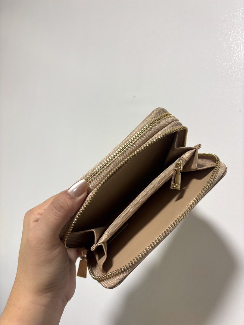 HOLB Leather Zip Around Wallet (Category: Wallets & Card holders) located in Guiguinto. Submitted by 2nd.stuff. (Listing ID 1462909596, Image 2). Description: - Genuine tan leather zip-around wallet - Multiple card slots for easy organization - Internal zipped compartment for secure storage - Charming small gold bow detail on the front - Compact size, fits easily into any bag - Ideal for keeping your essentials tidy and accessible.