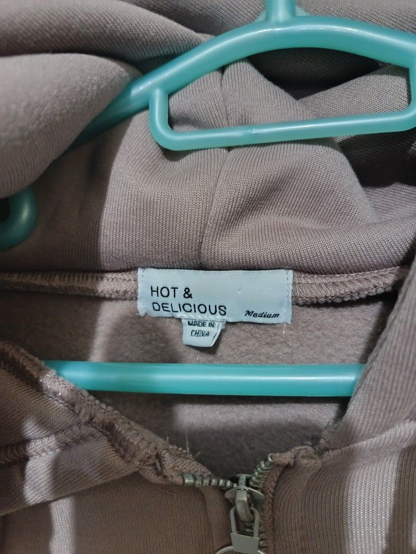 HOT & DELICIOUS Cropped Zip-Up Hoodie Medium (Category: Coats, Jackets and Outerwear) located in Manila. Submitted by suguru.chan (Listing ID 1462887381, Image 2). Description: makapal ung tela pero magaan kasya gang size L old rose ung color no issues.