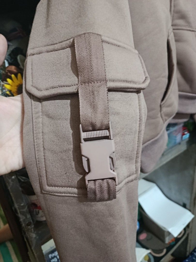 HOT & DELICIOUS Cropped Zip-Up Hoodie Medium (Category: Coats, Jackets and Outerwear) located in Manila. Submitted by suguru.chan (Listing ID 1462887381, Image 3). Description: makapal ung tela pero magaan kasya gang size L old rose ung color no issues.