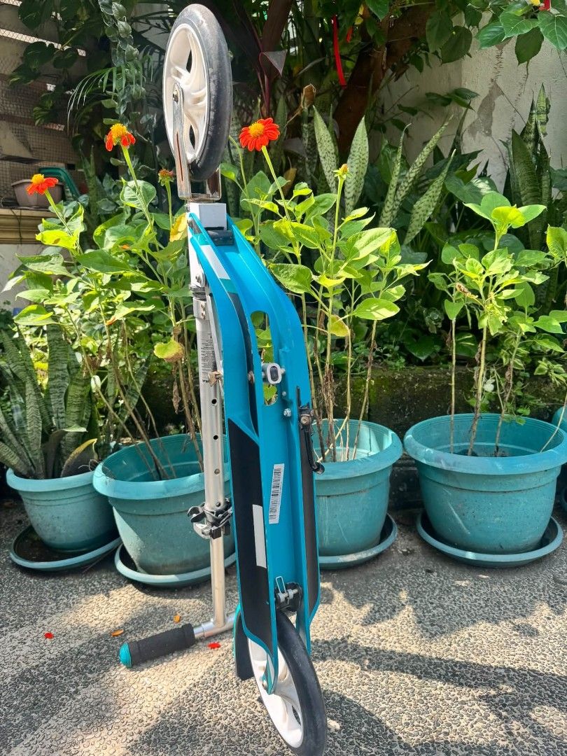 HUDORA Scooter - Blue and Silver, Foldable (Category: Skates, Rollerblades & Scooters) located in Manila. Submitted by fiercehorse-60ca (Listing ID 1463014641, Image 2). Description: - HUDORA Scooter - Color: Blue and Silver - Foldable design for easy transport - Adjustable handlebars for a comfortable ride - Maximum weight capacity: 100 kg - Ideal for convenient commuting and getting around.