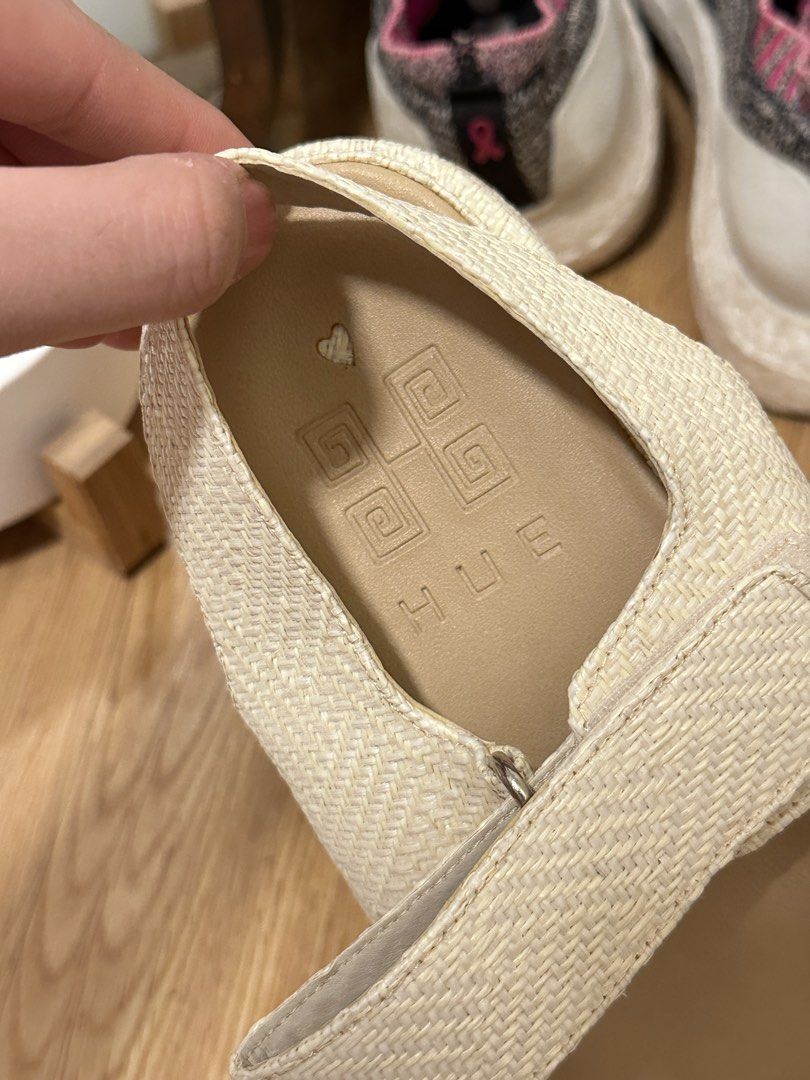 [HUE] white rori sandals (Category: Flats & Sandals) located in Cainta. Submitted by m4tchyyy (Listing ID 1463026769, Image 2). Description: 🌀 size 9 🌀 never worn before 🍀 mop: gcash or bdo 🍀 mod: j&t, ggx, or same day delivery within mm.