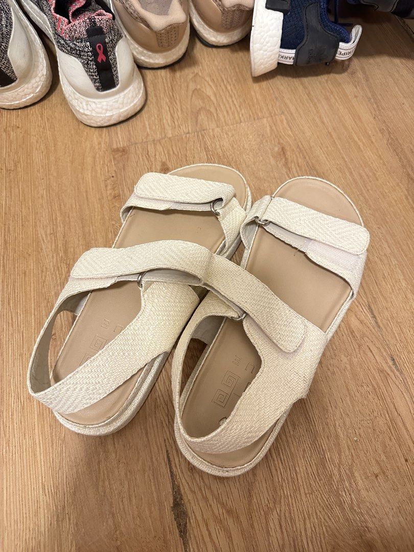 [HUE] white rori sandals (Category: Flats & Sandals) located in Cainta. Submitted by m4tchyyy (Listing ID 1463026769, Image 1). Description: 🌀 size 9 🌀 never worn before 🍀 mop: gcash or bdo 🍀 mod: j&t, ggx, or same day delivery within mm.