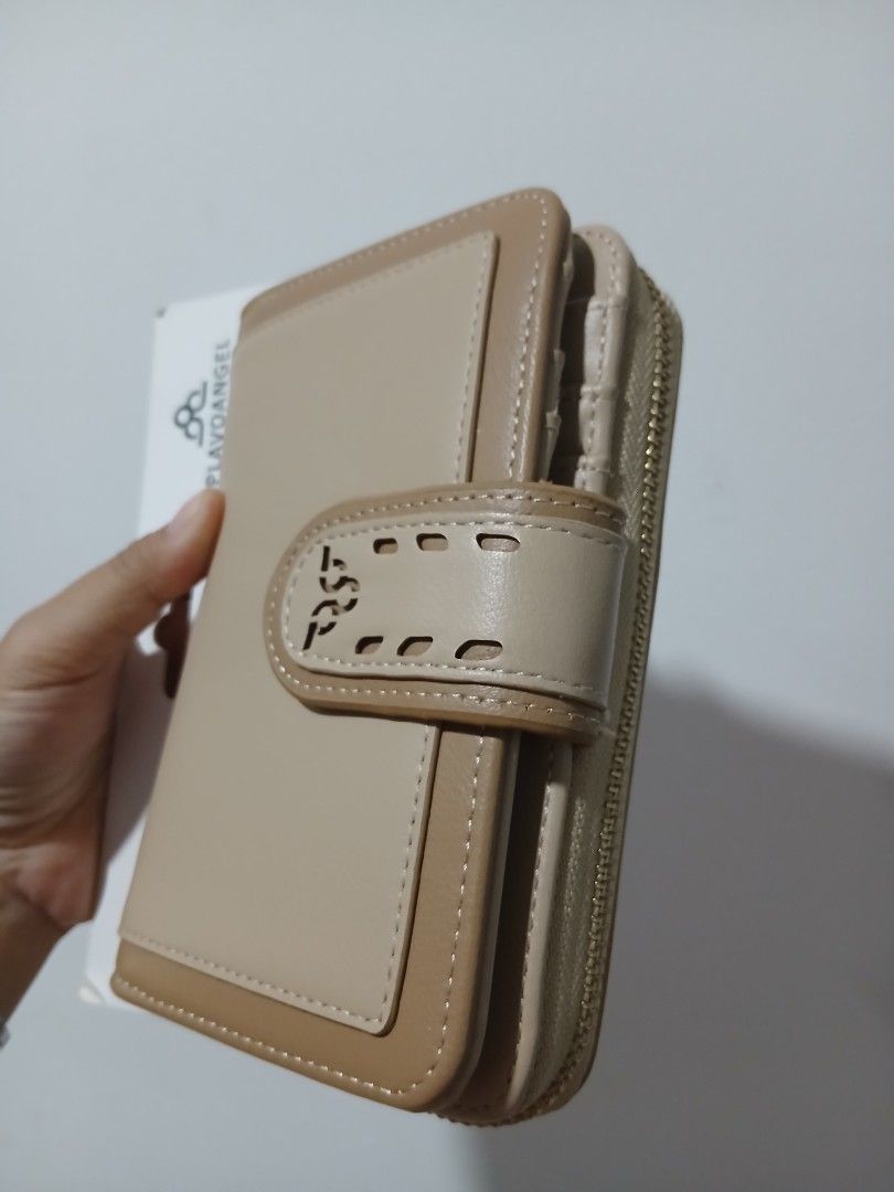 Imported OG medium Plavo wallet (Category: Wallets & Card holders) located in Calumpit. Submitted by collectionspurses (Listing ID 1462964680, Image 2). Description: Og, imported. wala dito sa ph, exclusive lang ..