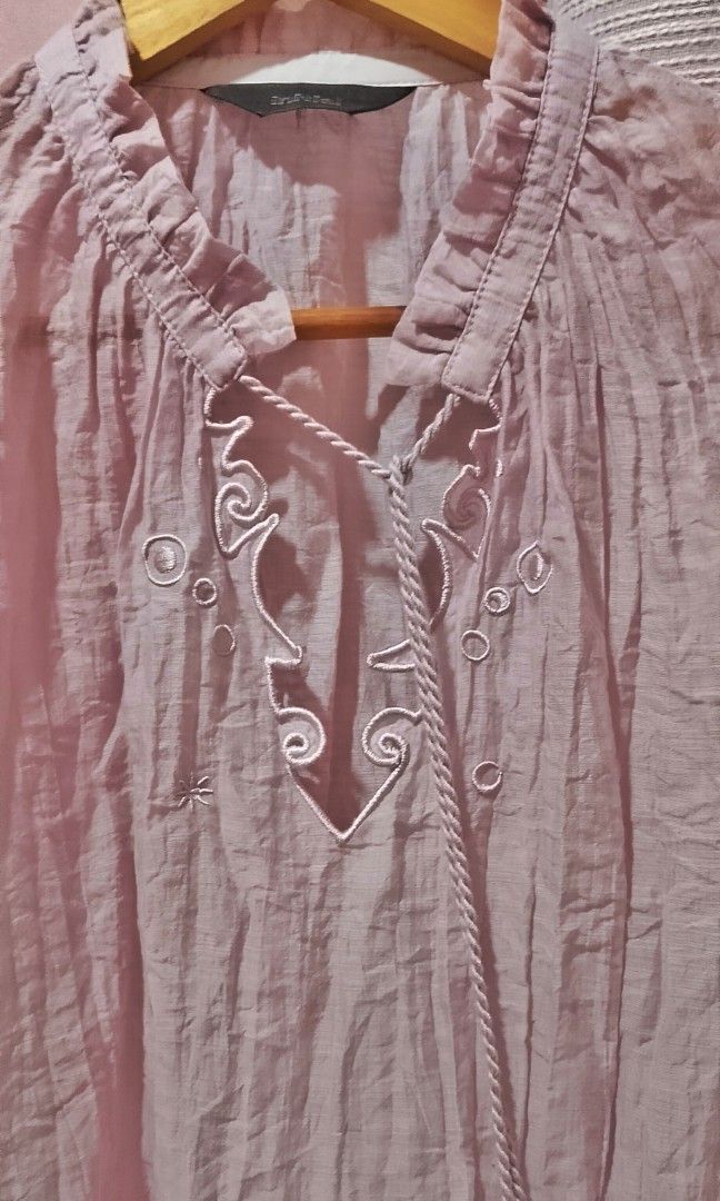 Initial lilac bohemian crinkle blouse (Category: Blouses) located in Cabanatuan. Submitted by miss.maia (Listing ID 1463042371, Image 2). Description: The Initial lilac bohemian crinkle blouse is a signature style from the contemporary fashion brand INITIAL. Known for its fusion of vintage-inspired cuts and avant-garde, relaxed aesthetics, this piece beautifully exemplifies the brand's function-oriented yet romantic approach to womenswear..
