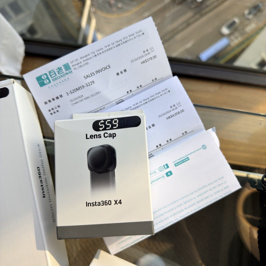 Insta360 X4 Action Cam + Invisible Selfie Stick + Lens Cap （分類：攝錄機）位於 Hong Kong。 由 kcouture 提交（商品編號 1462980141，圖片 2）。簡介： Selling my Insta360 X4 action camera. Comes with the 85cm invisible selfie stick and a lens cap. Bought October 2024 in Broadway with 85cm invisible selfie stick with 256gb SD card Lens cap Complete with receipt 。