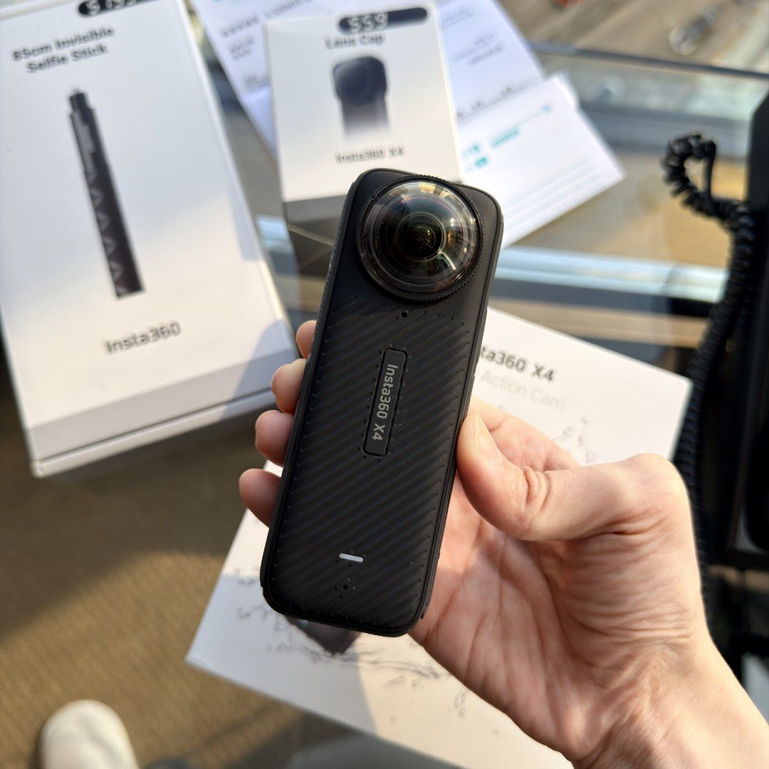 Insta360 X4 Action Cam + Invisible Selfie Stick + Lens Cap （分類：攝錄機）位於 Hong Kong。 由 kcouture 提交（商品編號 1462980141，圖片 3）。簡介： Selling my Insta360 X4 action camera. Comes with the 85cm invisible selfie stick and a lens cap. Bought October 2024 in Broadway with 85cm invisible selfie stick with 256gb SD card Lens cap Complete with receipt 。