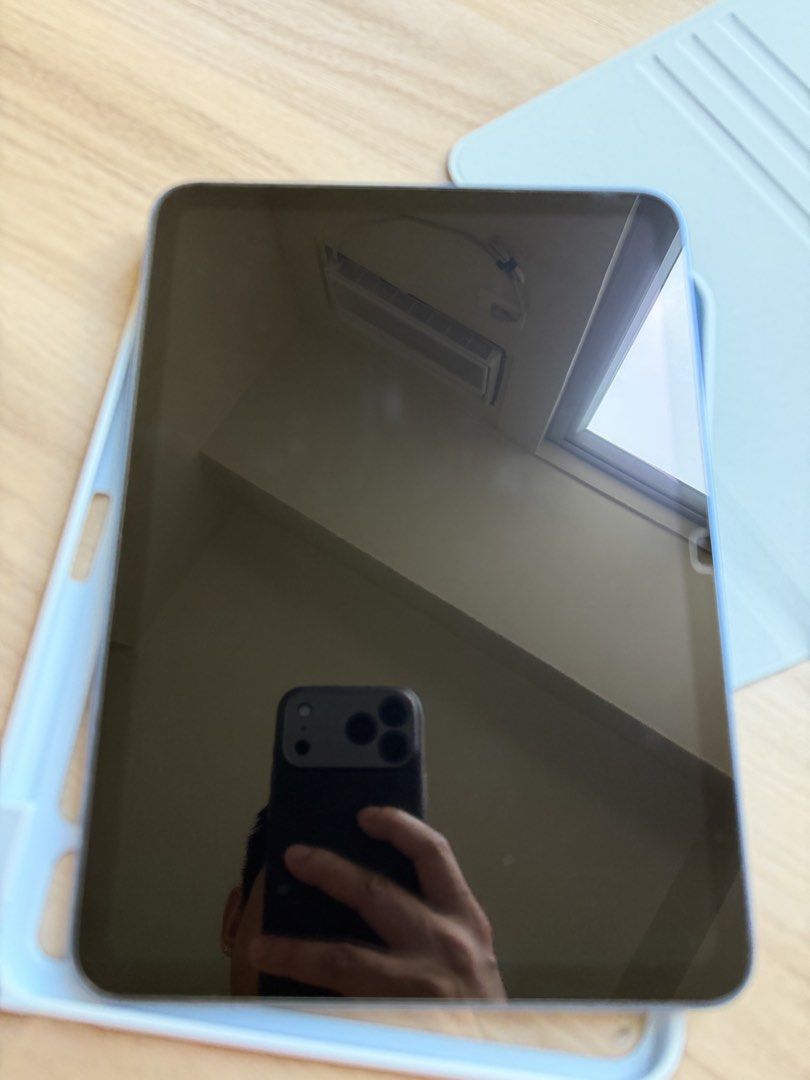 iPad A16 128 gb - Blue (Category: iPad) located in Mandaluyong City. Submitted by dfreak0420 (Listing ID 1462892121, Image 3). Description: Display: 11-inch Liquid Retina display (10.86 inches diagonal viewable), 2360 x 1640 resolution at 264 ppi, 500 nits brightness. Processor: Apple A16 chip (5-core CPU, 4-core GPU, 16-core Neural Engine). Memory (RAM): 6GB. Storage: 128GB Cameras: 12MP rear wide camera (f/1.8 aperture, 5x digital zoom) and a l
