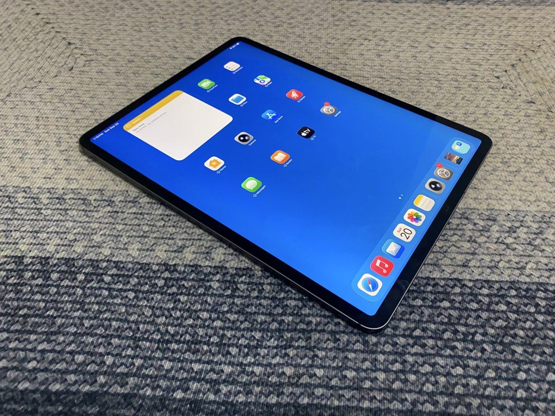 iPad Pro (12.9-inch) 4TH Gen WIFI /cellular sim use (Category: iPad) located in Manila. Submitted by dimladysha50188 (Listing ID 1462937855, Image 2). Description: iPad Pro (12.9-inch) 4TH Gen 128GB WIFI /cellular sim use My Price: 28,500 •iPad Pro (12.9-inch) 4TH Gen •128GB •WIFI with cellular sim •97%SMOOTH Note:check the actual picture my issue lang siya screen yellow line •NO HISTORY OF REPAIR •NO ICLOUD ISSUE inclousin •unit itself •case •ch