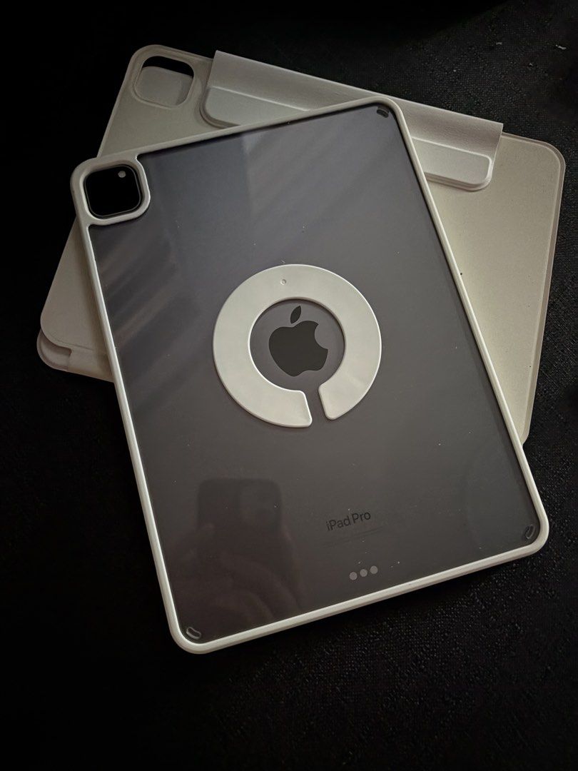 ipad pro m2 11" 128GB (Category: iPad) located in Manila. Submitted by louiseiv (Listing ID 1463048356, Image 1). Description: FOR SALE personal use space gray 128 gb 90% bh with box and orig wire connector issue: dents sa side RFS: upgrade dm for more info 📍marikina .