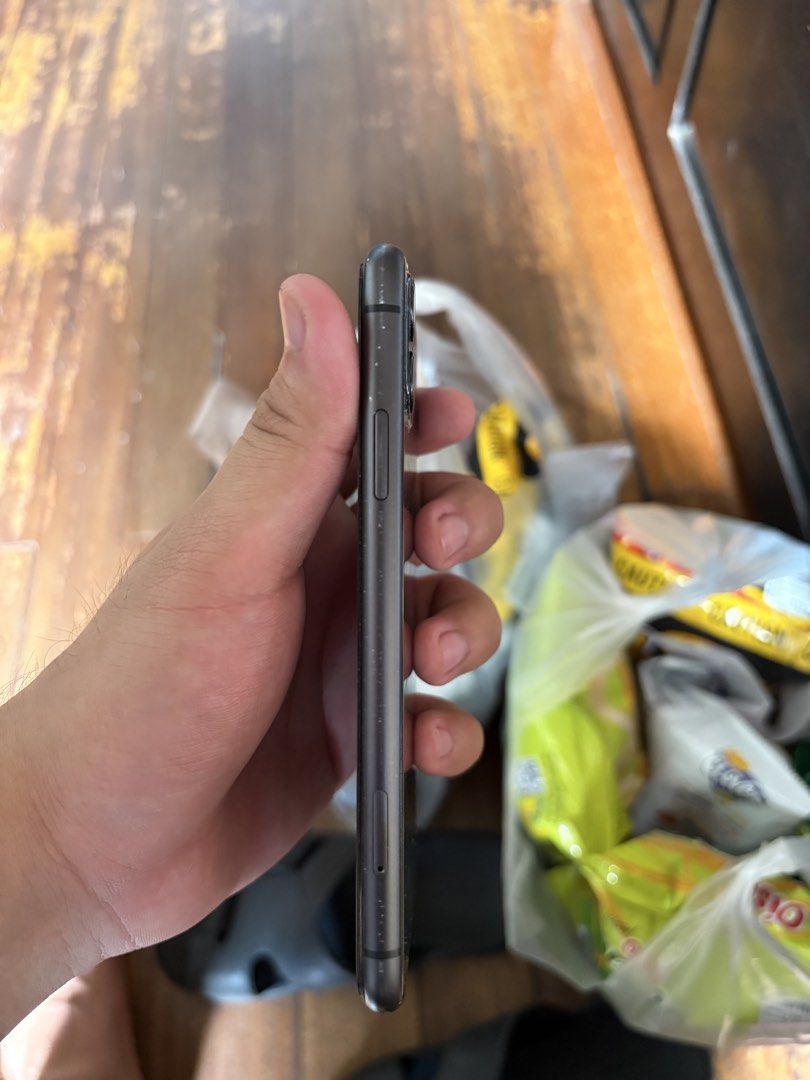 Iphone 11 64gb (Category: iPhone 11 Series) located in Caloocan City. Submitted by rykel1 (Listing ID 1462952359, Image 3). Description: Iphone 11 64gb Globe locked First owner Never been opened All original parts RFS: Upgrade.