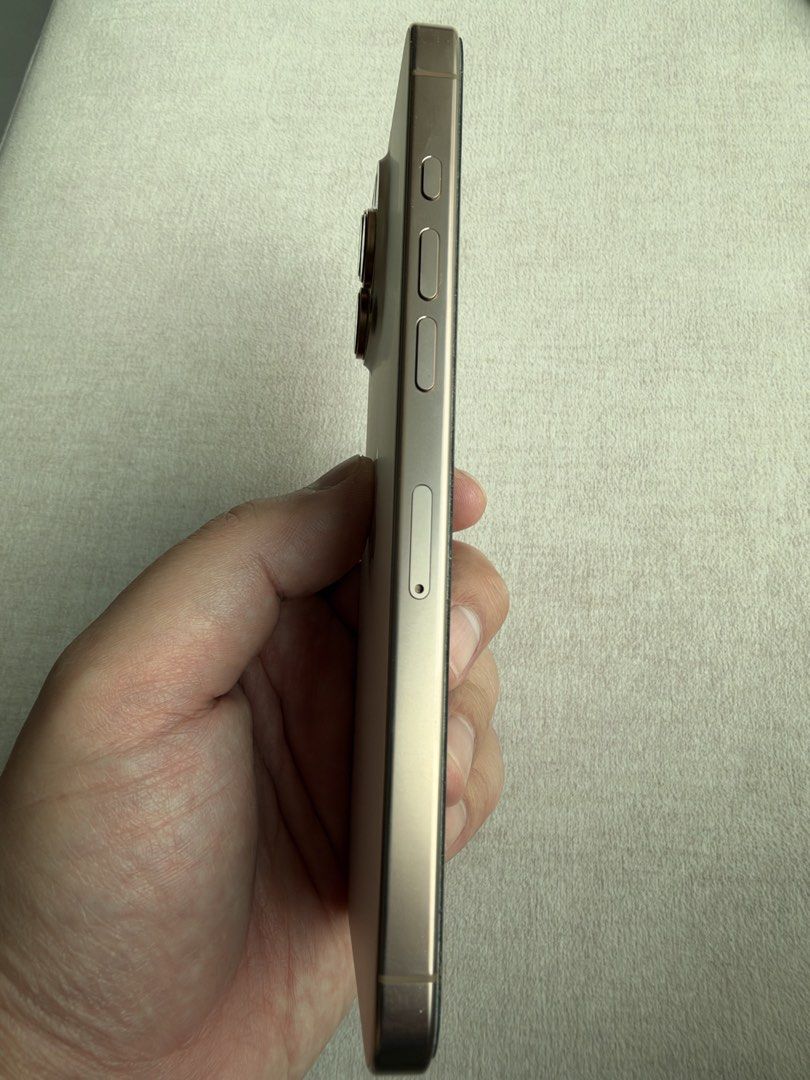 iPhone 16 pro max 512gb 沙漠金色 （分類：undefined）位於 Hong Kong。 由 chihochan 提交（商品編號 1462914432，圖片 2）。簡介： 電池86%, 無花，無維修過，首次使用24年9月。