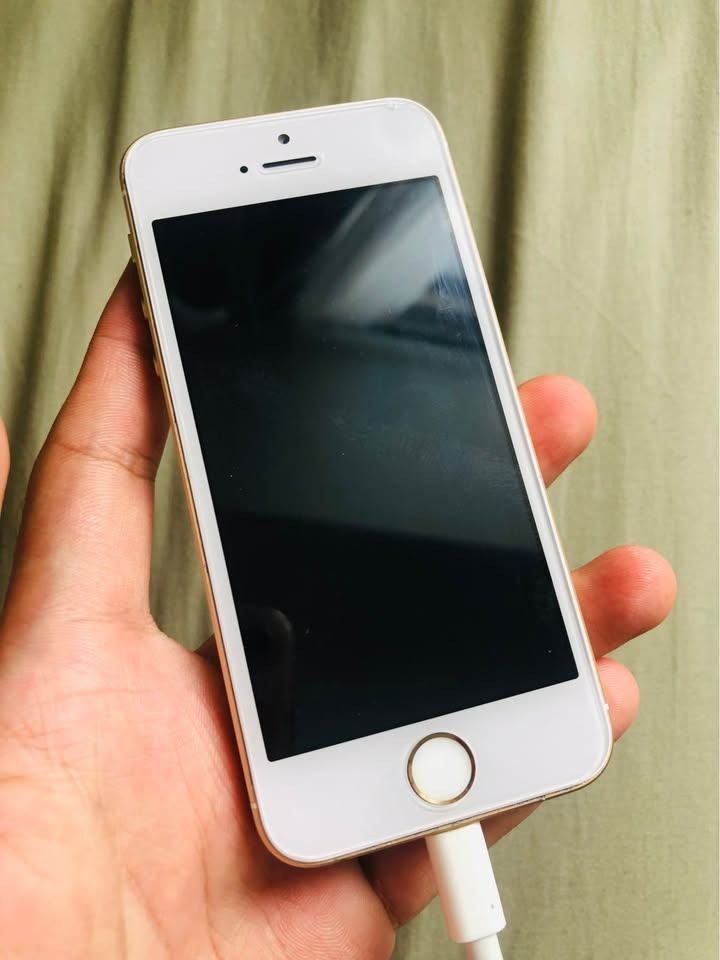 iPhone SE 2016 64gb Rose Gold (Category: Others) located in Calamba. Submitted by joshuacasupang (Listing ID 1463050853, Image 3). Description: For Sale iPhone SE 2016 64gb Rose Gold No issue Bago LCD & Battery ₱5,000 FIXED Last price inquiries will be ignored DM for inquiries.