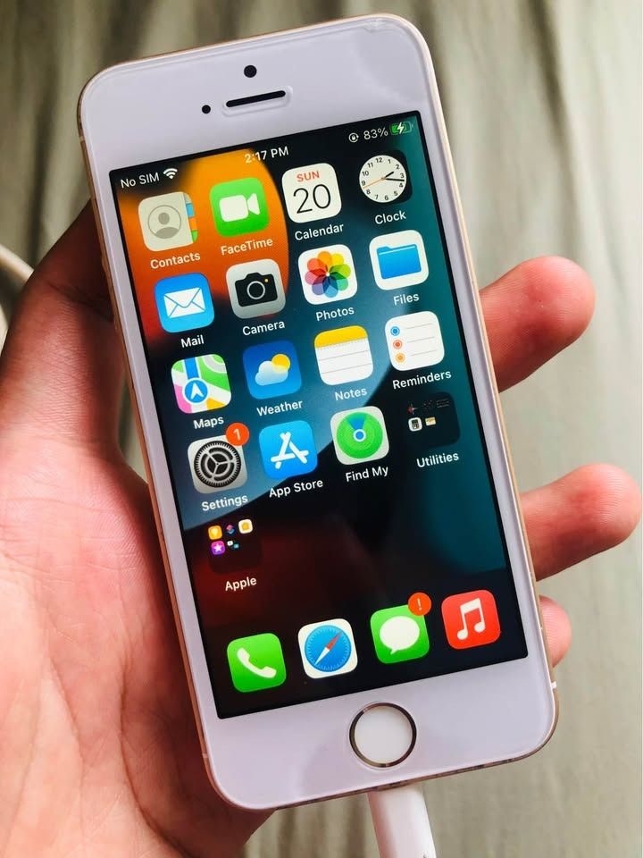 iPhone SE 2016 64gb Rose Gold (Category: Others) located in Calamba. Submitted by joshuacasupang (Listing ID 1463050853, Image 2). Description: For Sale iPhone SE 2016 64gb Rose Gold No issue Bago LCD & Battery ₱5,000 FIXED Last price inquiries will be ignored DM for inquiries.