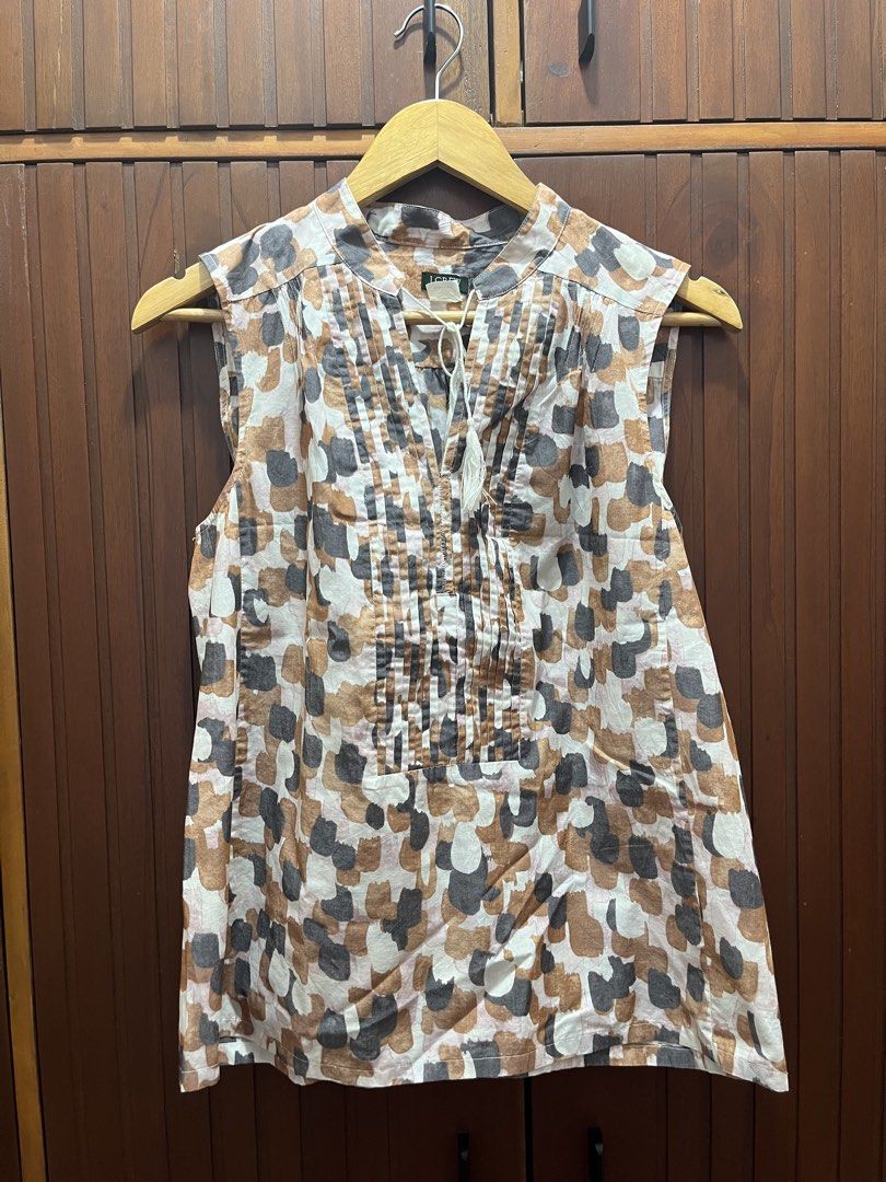 J. Crew Sleeveless top (Category: Sleeveless) located in Cagayan de Oro. Submitted by prelovederela (Listing ID 1463020125, Image 1). Description: cute top! fits s- m frames!.