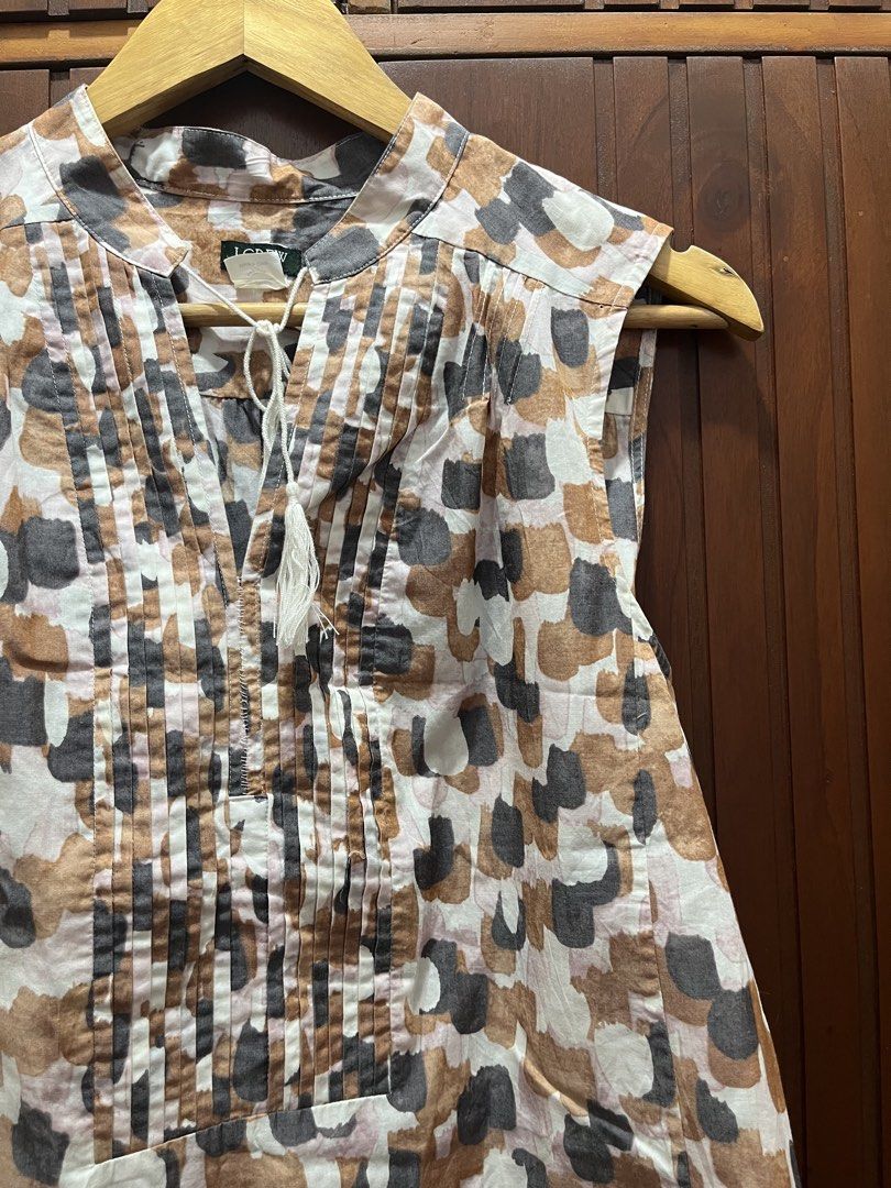 J. Crew Sleeveless top (Category: Sleeveless) located in Cagayan de Oro. Submitted by prelovederela (Listing ID 1463020125, Image 3). Description: cute top! fits s- m frames!.