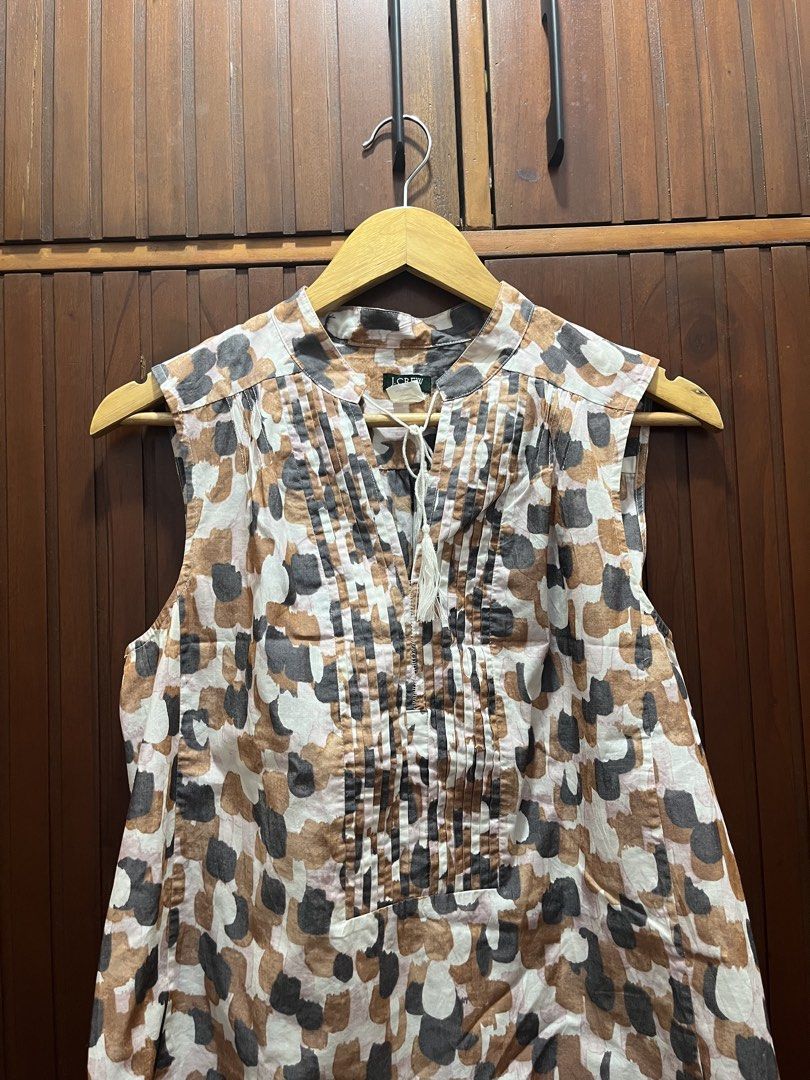 J. Crew Sleeveless top (Category: Sleeveless) located in Cagayan de Oro. Submitted by prelovederela (Listing ID 1463020125, Image 2). Description: cute top! fits s- m frames!.