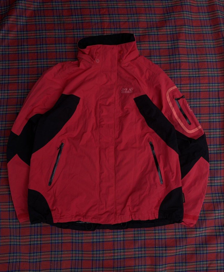 JACK WOLFSKIE TEXAPORE (Category: Coats, Jackets and Outerwear) located in Quezon. Submitted by lowslow_ (Listing ID 1462905478, Image 1). Description: WATERPROFF.