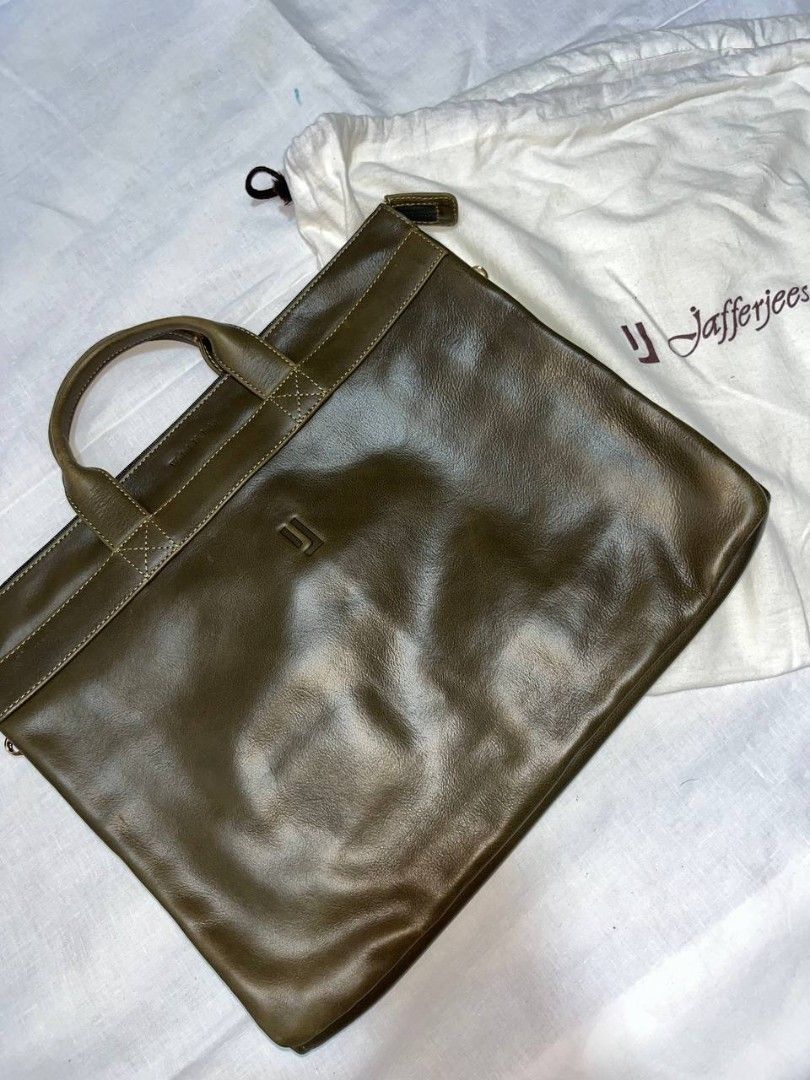 Jafferjees Acorn Street Office Bag (Category: Luxury Bags & Wallets) located in Quezon City. Submitted by michypeachyy1 (Listing ID 1463047689, Image 1). Description: 7000 plus shipment only almost new Dark Olive Green colorway.