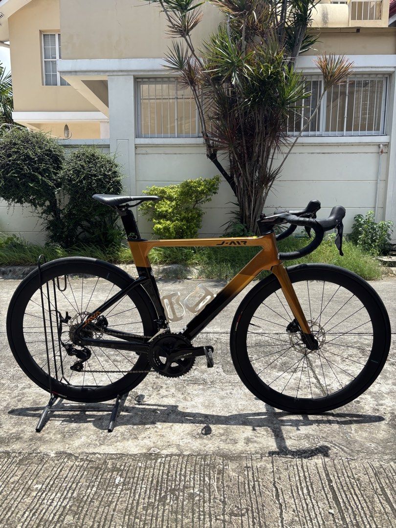 JAVA FUOCO AIR SIZE 51 (Category: Bicycles) located in Manila. Submitted by loumanalo76546 (Listing ID 1462911602, Image 1). Description: Location - Brgy Talon Tres, Las Piñas Frame set -UCI approved (fork and frame) -full internal cabling -black/gold color way (gloss finish) Group set -straight 105 11 speed (except rotors) -hydraulic brakes -52/26 chainring -170mm crank arm -11/30 cassette Wheel set -shimano 105 rs710 C46 -46mm carbon rim -24 bl
