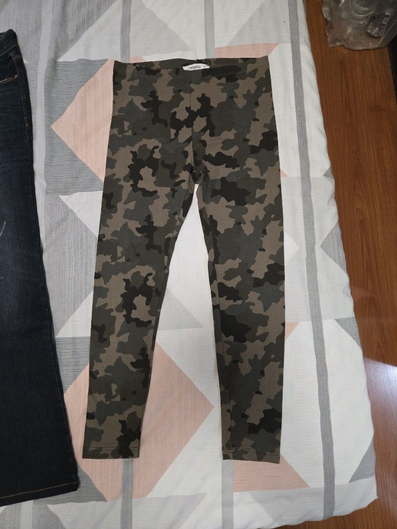 Jean and legging set (Category: Jeans) located in Manila. Submitted by chocomoose (Listing ID 1462916076, Image 3). Description: set na po 2pc see pic for sizing like new.