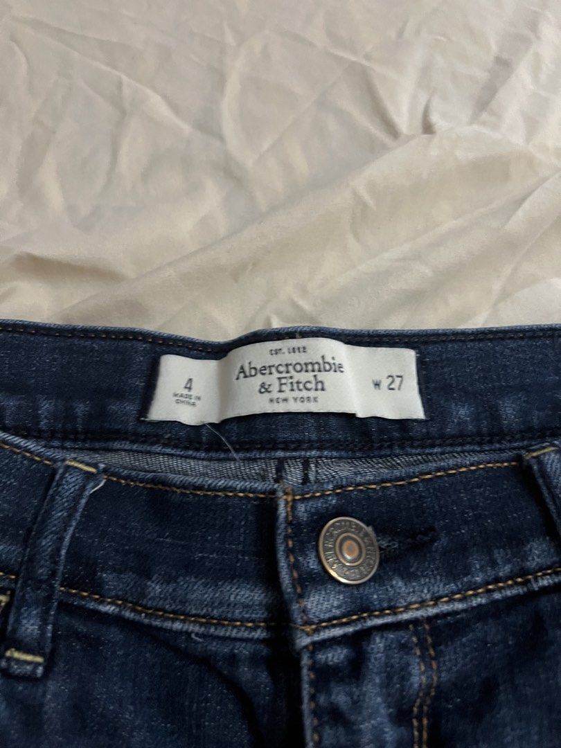 Jean Shorts Low Waisted (Category: Shorts) located in Aguinaldo. Submitted by roversellz_ (Listing ID 1463028717, Image 2). Description: the flaws are that it has like loose threads at the bottom.