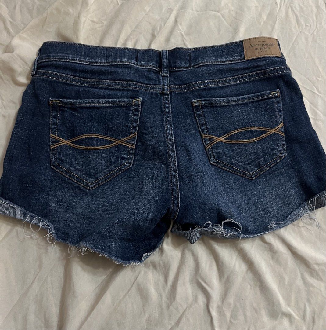 Jean Shorts Low Waisted (Category: Shorts) located in Aguinaldo. Submitted by roversellz_ (Listing ID 1463028717, Image 3). Description: the flaws are that it has like loose threads at the bottom.