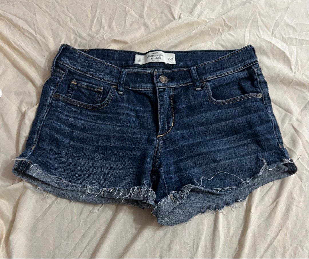 Jean Shorts Low Waisted (Category: Shorts) located in Aguinaldo. Submitted by roversellz_ (Listing ID 1463028717, Image 1). Description: the flaws are that it has like loose threads at the bottom.