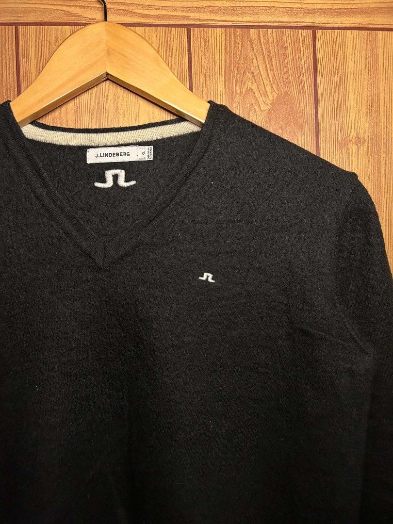 j.lindebergh Black V-Neck Merino Wool (Category: Coats, Jackets and Outerwear) located in Manila. Submitted by zerowastethriftco. (Listing ID 1463083268, Image 3). Description: -As New Condition -10/10 Color Rate -Dimes L24xW20 -Ganda neto panlamigans.