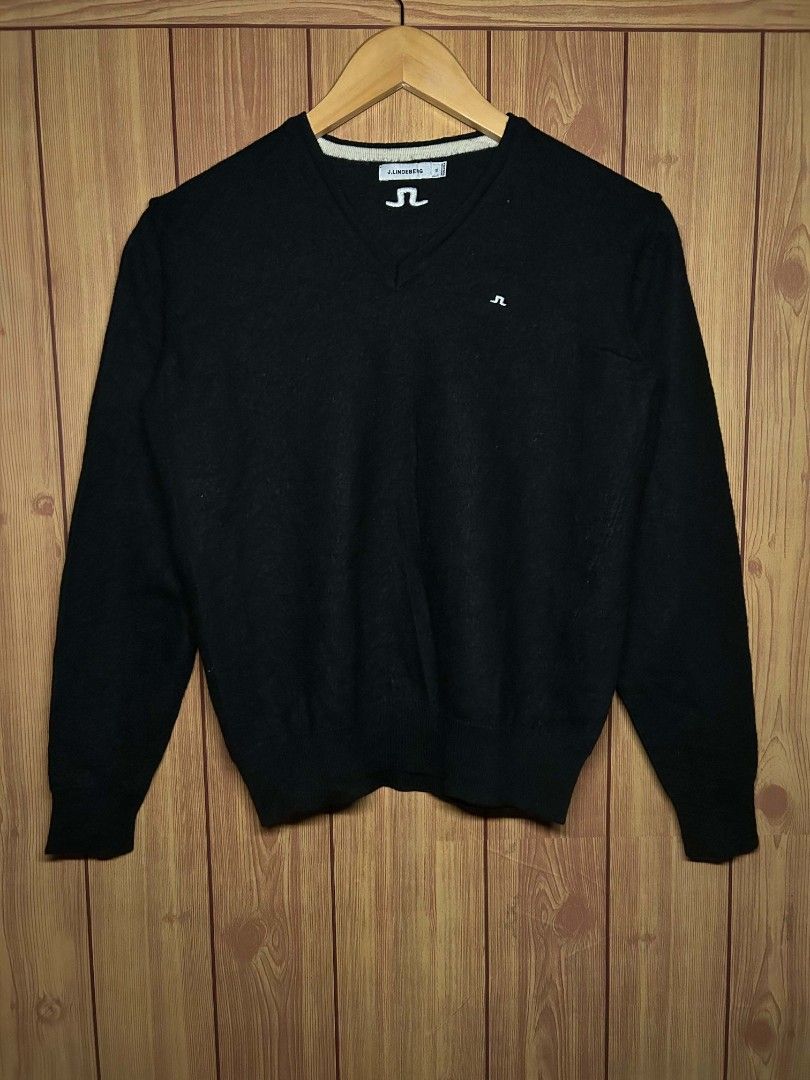 j.lindebergh Black V-Neck Merino Wool (Category: Coats, Jackets and Outerwear) located in Manila. Submitted by zerowastethriftco. (Listing ID 1463083268, Image 1). Description: -As New Condition -10/10 Color Rate -Dimes L24xW20 -Ganda neto panlamigans.