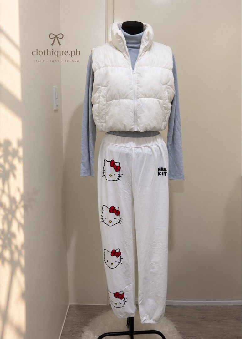 Jogger Hello Kitty (Category: Joggers) located in Makati City. Submitted by clothique.ph (Listing ID 1462900845, Image 1). Description: ୨୧ ˚₊‧ 𝓢𝓪𝓷𝓻𝓲𝓸 𝔁 𝓢𝓗𝓔𝓘𝓝 🎀🫧 𝓒𝓸𝓵𝓵𝓪𝓫𝓸𝓻𝓪𝓽𝓲𝓸𝓷 𝓟𝓲𝓮𝓬𝓮 ♡ 🎀 𝓑𝓻𝓪𝓷𝓭 𝓝𝓮𝔀 🏷️ 𝓦𝓲𝓽𝓱 𝓞𝓻𝓲𝓰𝓲𝓷𝓪𝓵 𝓣𝓪𝓰𝓼 🛍️ 𝓦𝓲𝓽𝓱 𝓘𝓷𝓭𝓲𝓿𝓲𝓭𝓾𝓪𝓵 𝓟𝓸𝓾𝓬𝓱 📏 𝓢𝓲𝔃𝓮: 27–30 ✨ 1 𝓼𝓽𝓸𝓬𝓴 𝓸𝓷𝓵𝔂! 𐙚 𝓒𝓾𝓽𝓮, 𝓻𝓪𝓻𝓮 & 𝓻𝓮𝓪𝓭𝔂 𝓽𝓸 𝓼𝓱𝓸𝓹. 🩷 ♡ 𝓓𝓜 𝓽𝓸 𝓬𝓵𝓪𝓲𝓶 ♡.