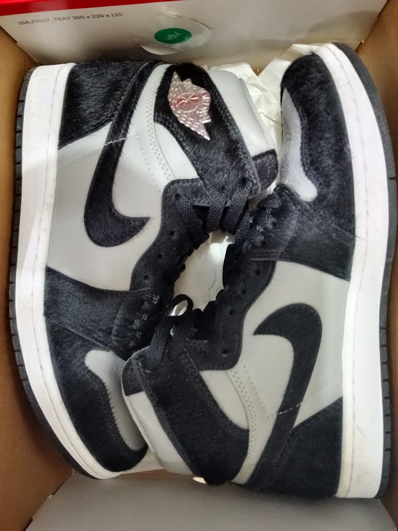 Jordan 1 and CMFT2 (Category: Sneakers) located in Cainta. Submitted by brandygoco (Listing ID 1463028239, Image 1). Description: 9.5 womens 7 for mens decluttering this two used it 4x only.