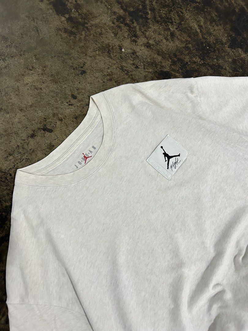 JORDAN T-SHIRT GREY (Category: Tshirts & Polo Shirts ) located in Mandaluyong City. Submitted by mauithrift (Listing ID 1463010544, Image 2). Description: AS NEW.