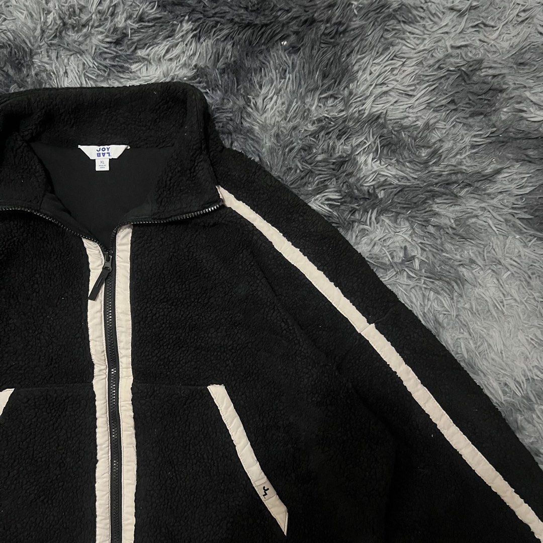 Joy Lab Womens Black Sherpa (Category: Coats, Jackets and Outerwear) located in Binan City. Submitted by johncarlosmago_ (Listing ID 1462896827, Image 3). Description: 400 +shipped.
