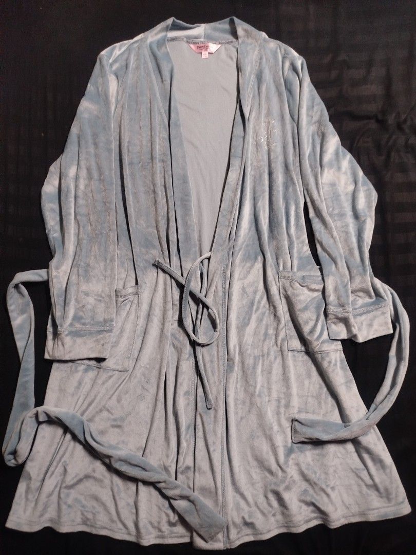Juicy Couture Bath Robe (Category: Undergarments & Loungewear) located in San Juan City. Submitted by reddvelasquez4298 (Listing ID 1462939954, Image 1). Description: Juicy Couture Bath Robe Size L-XL on tag 21 Width 38 Length As New Condition Issues stains, check photos. 700 pesos DM.