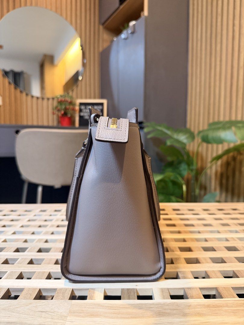 Kate Spade satchel (Category: Tote Bags) located in Pasig City. Submitted by mandks (Listing ID 1462886744, Image 2). Description: SALE: ₱3,600 + sf only 🔥 Kate Spade satchel 9.5/10 - very makiniiiis 🤍 Exterior slip pocket Interior slip and zip pockets Comes with an adjustable strap See last 2 photos for size reference ₱3,750 + shipping fee (J&T/Lalamove only).