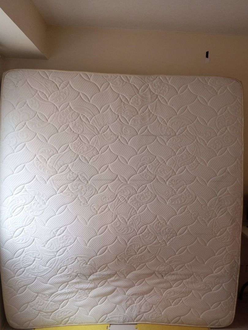 King Koil Chiropractic Foam (Category: Bed Frames & Mattresses) located in Manila. Submitted by alohasekai (Listing ID 1462960104, Image 2). Description: - Brand: King Koil - Color: White with patterned design - Benefit: Ensures a comfortable sleep - Condition: Sold as is - Contact: Message if interested.