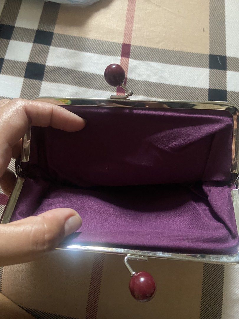Kisslock Pouch (Category: Wallets & Card holders) located in Calamba. Submitted by mj_sotto22 (Listing ID 1462955639, Image 3). Description: Like new pouch kisslock .