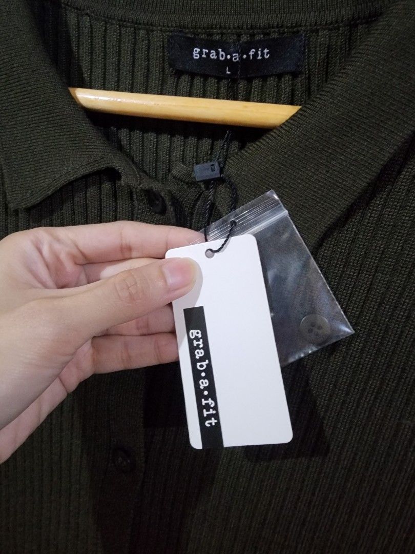 Knitted Top (Category: Coats, Jackets and Outerwear) located in Angeles City. Submitted by youngmountain-9dabbe (Listing ID 1463021683, Image 2). Description: - Olive green ribbed knit cardigan - Brand: Grab-a-fit - Stretchy material - Original Price: P799 Size Large on tag Actual size:width 16 inches stretch to 30 inch Length: 25 inches Selling only for 450. Never nasuot may tag pa..