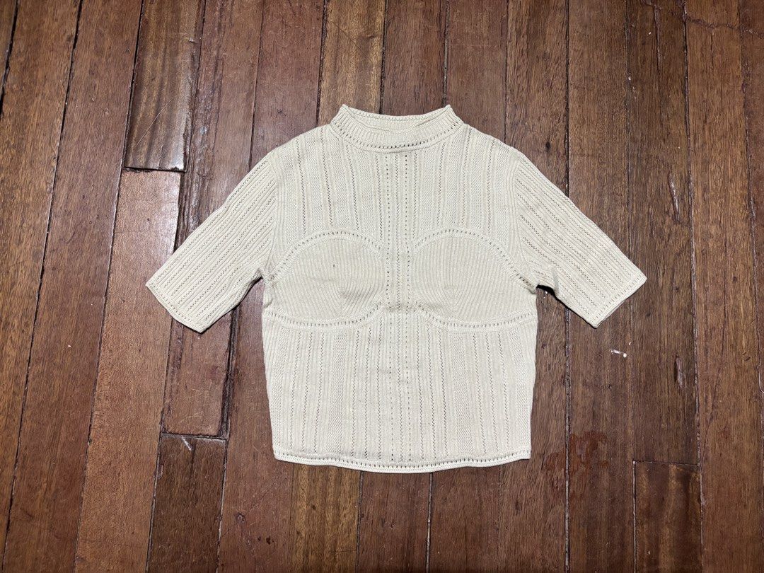 knitted uniqlo top (Category: Blouses) located in Munoz. Submitted by preluv3120 (Listing ID 1463017801, Image 1). Description: .