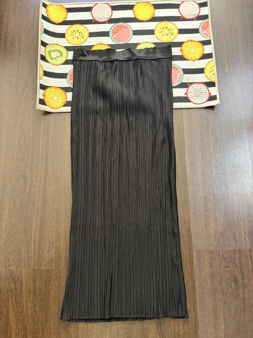 Korean black pleat skirt (Category: Skirts) located in Manila. Submitted by thekidshop (Listing ID 1463040281, Image 1). Description: .