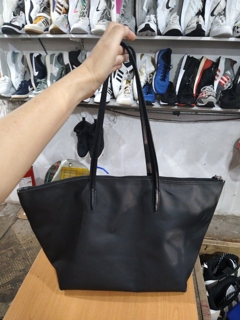 Lacoste (Category: Shoulder Bags) located in El Salvador. Submitted by francheskaukayukay (Listing ID 1462924906, Image 3). Description: .
