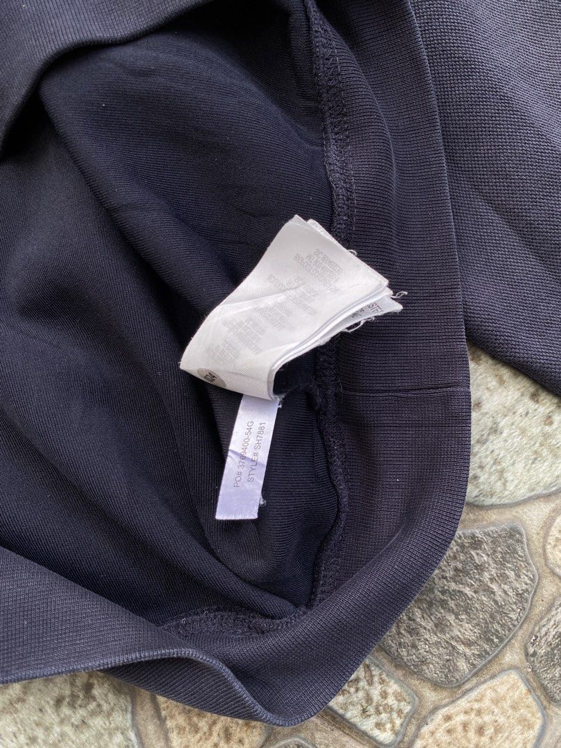 Lacoste Paris Navy Blue Sweatshirt Polo (Category: Coats, Jackets and Outerwear) located in Alicia. Submitted by wunna1_sham (Listing ID 1463000415, Image 3). Description: - Navy blue Lacoste Paris sweatshirt - Classic polo collar with button closure - Embroidered Lacoste Paris logo on the chest - Raglan sleeves for a comfortable fit - Ideal for casual wear.