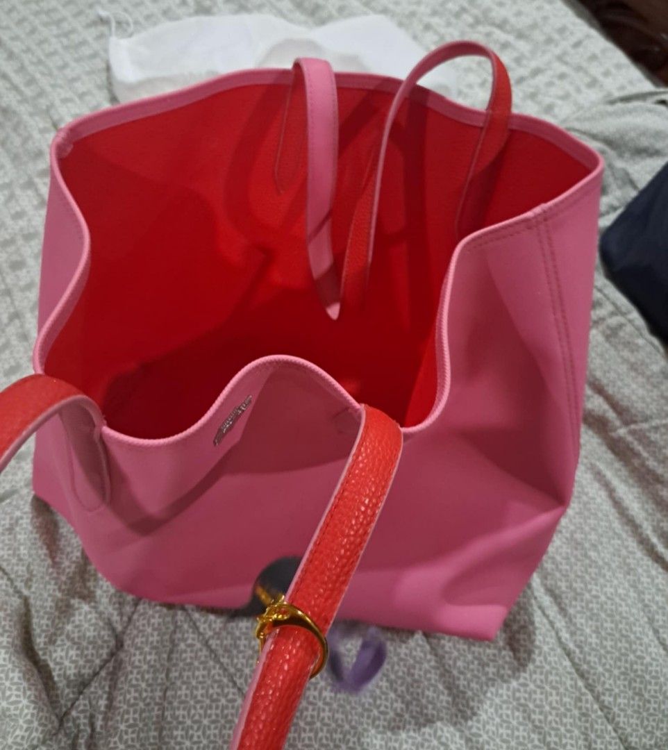 Lacoste reversible tote large (Category: Tote Bags) located in Talisay. Submitted by j-selectfinds (Listing ID 1462897688, Image 1). Description: Lacoste reversi ble tote. with complete inclusions, paper bag & dust bag. slightly used. No isssue ..