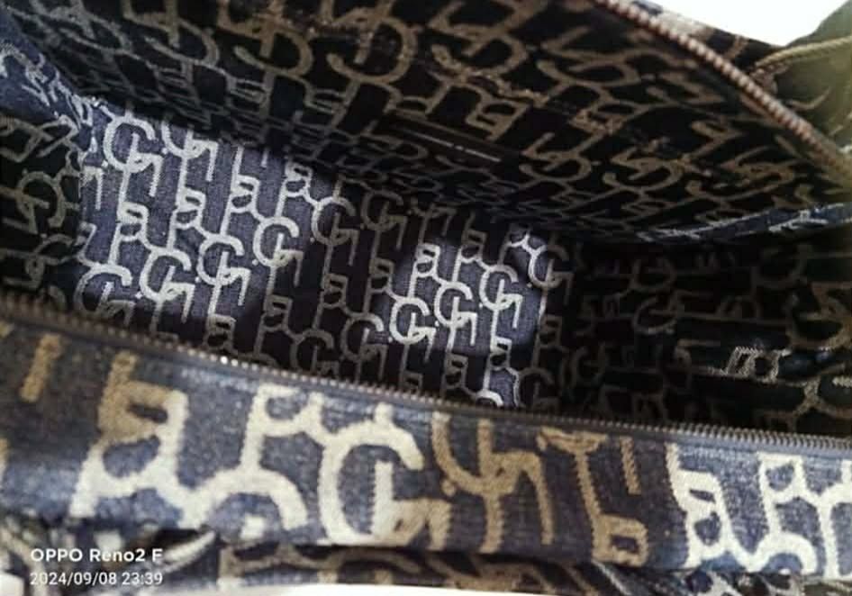 Laurence&Chico Tote Bag (Category: Tote Bags) located in Quezon City. Submitted by uydaisy1979 (Listing ID 1463118658, Image 2). Description: .